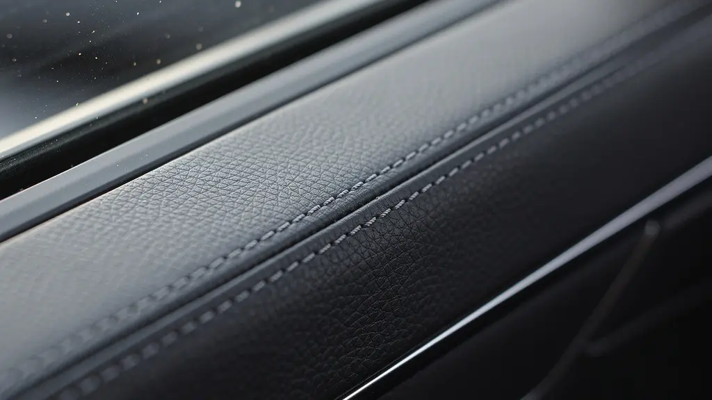 Gros plan très détaillé sur des matériaux d'habitacle premium et des commandes sans marque, illustrant des options visibles qui soutiennent la valeur de revente.