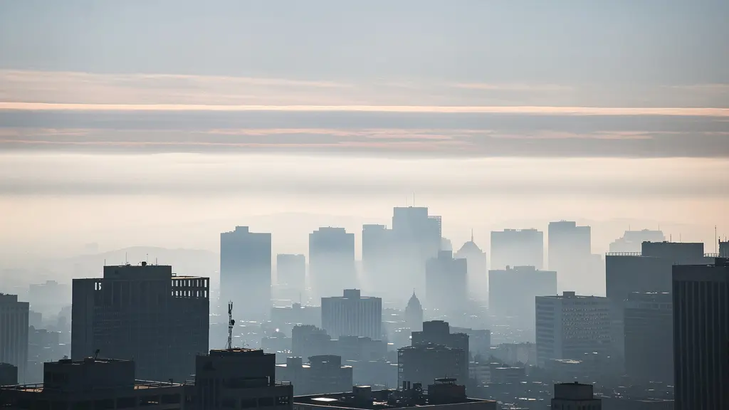 Vue panoramique d'une ville sous brume de pollution avec variations de densité atmosphérique