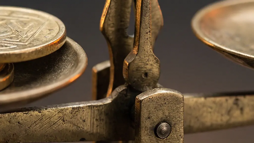 Gros plan macro sur une balance a plateaux en laiton poli avec des pieces de monnaie dorees, symbolisant l'equilibre des ratios financiers dans le retraitement des leasings au bilan.